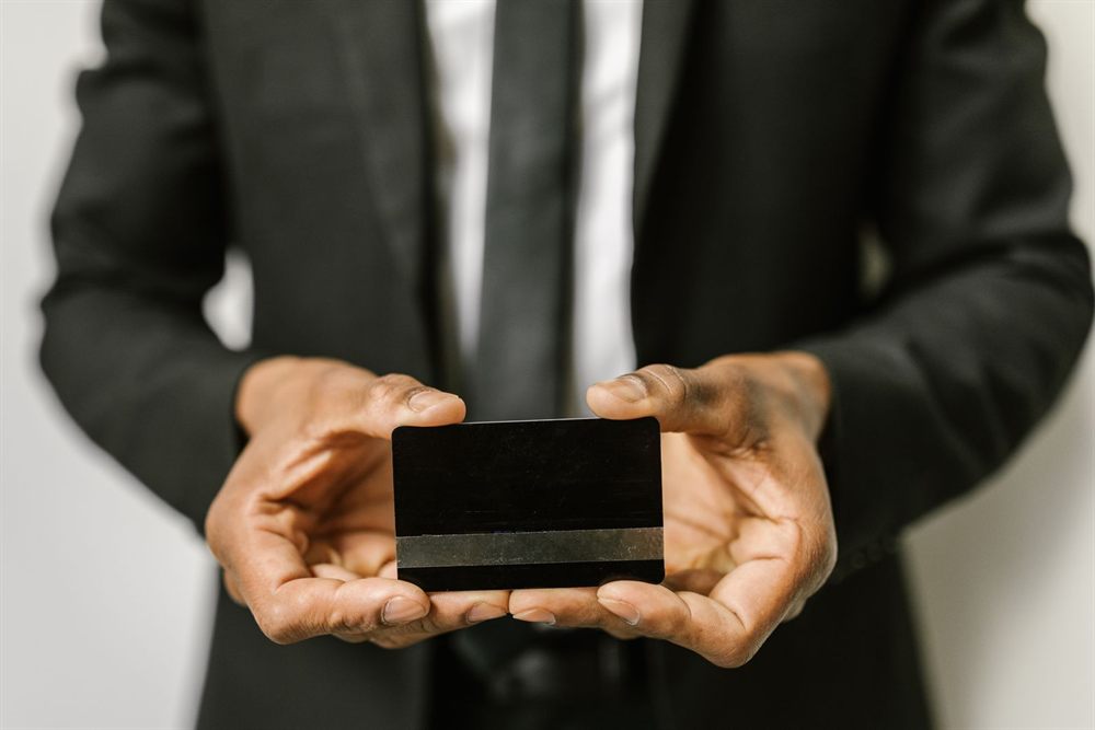 Hands holding a blank membership card, the kind used for Costco member cruise deals